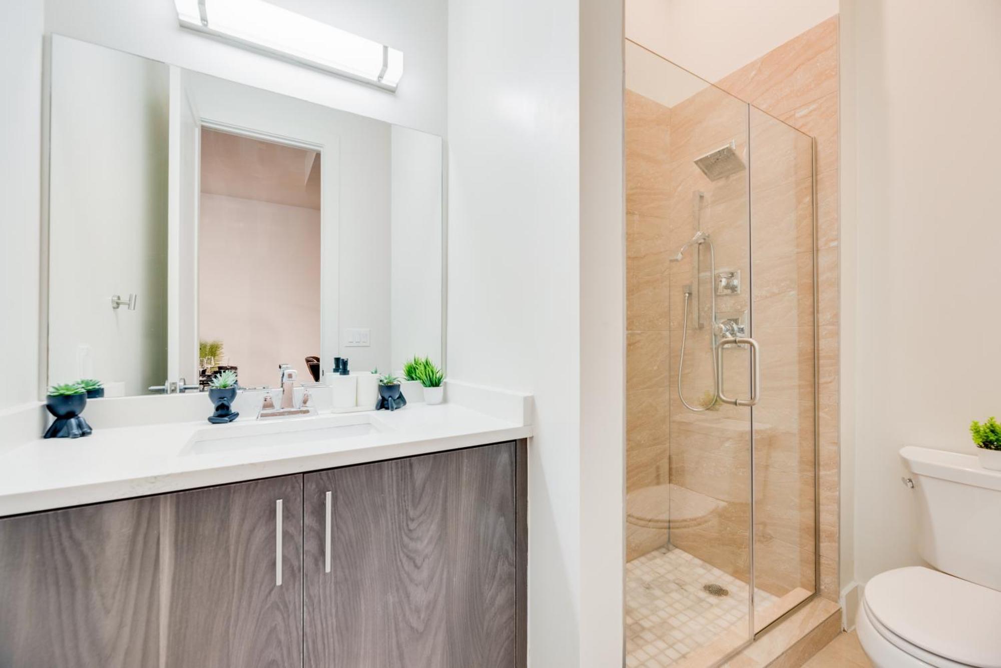 Snappy Loft Style 2Br I Gym I Parking I Workspace 댈러스 외부 사진